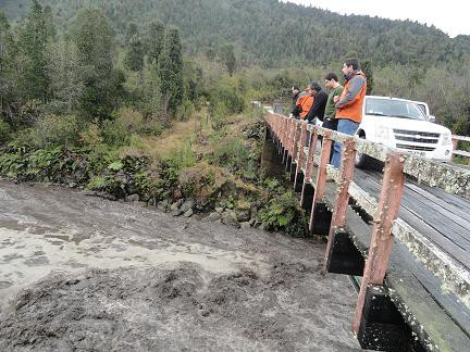 Aluvión del Rio Nilahue con sedimentos volcánicos del Cordón Caulle provocó la caída de un puente